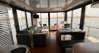 Floating vacation home in the middle of nature