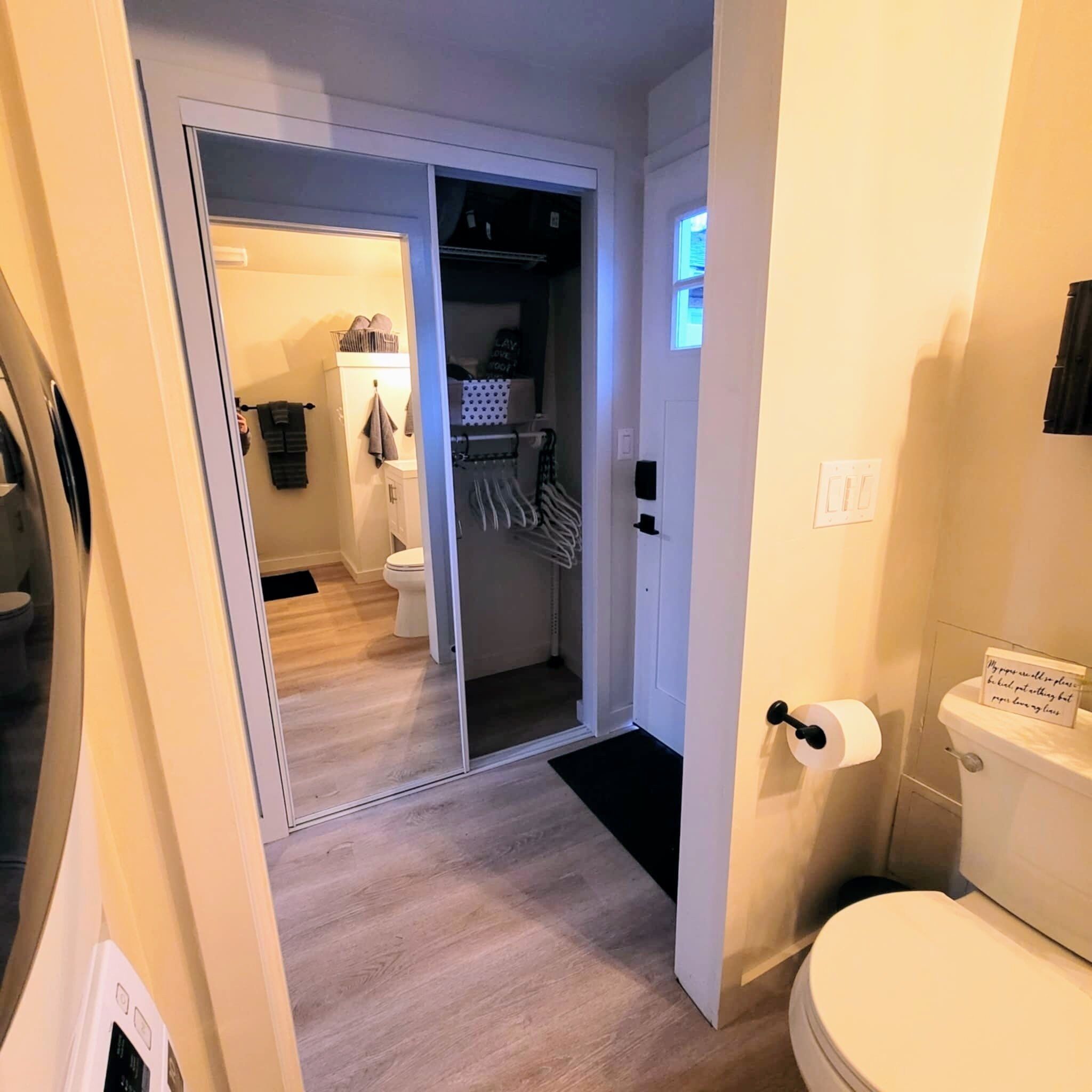 Une salle de bain moderne équipée de toilettes, d’un porte-serviettes et d’un espace douche.