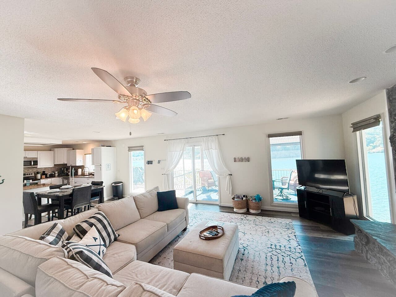 Una Smart TV, una chimenea