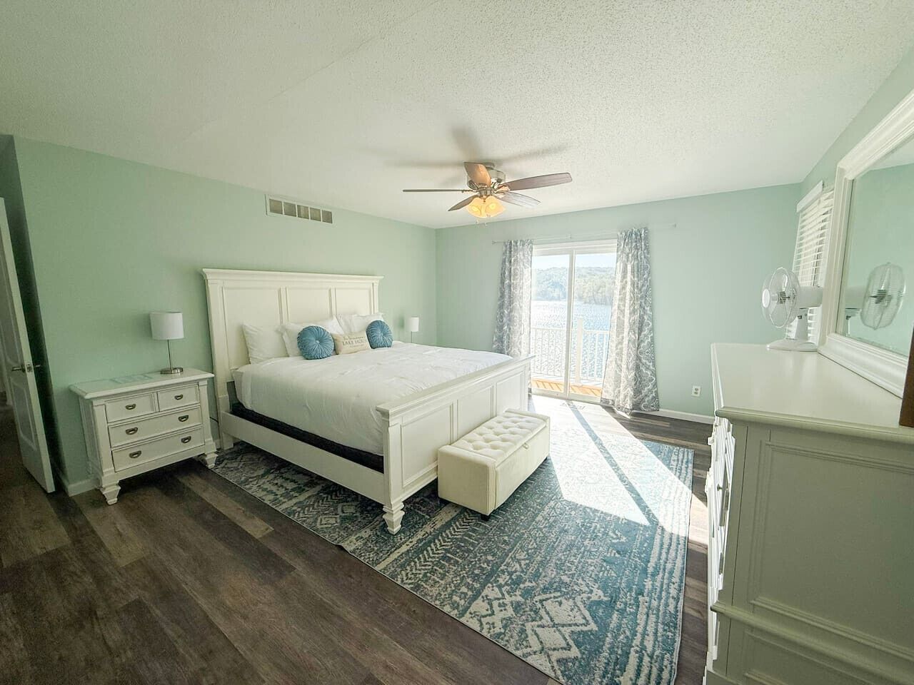 Een bureau, een strijkplank/strijkijzer, reisbedje, gratis wifi