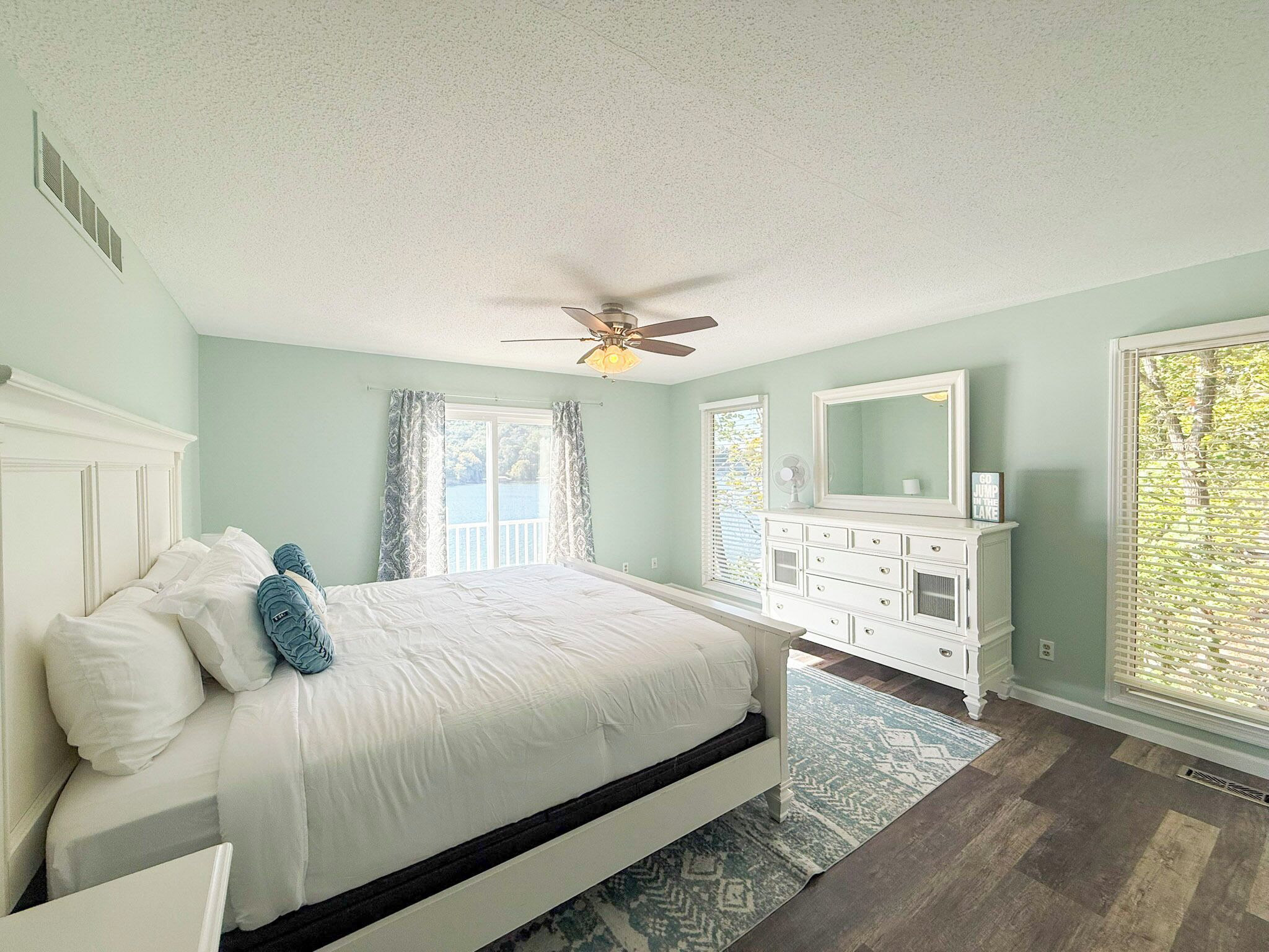 3 bedrooms, iron/ironing board, free WiFi, bed sheets