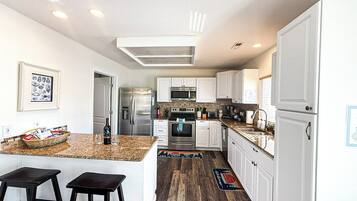 冰箱、微波炉、烤箱、炉灶