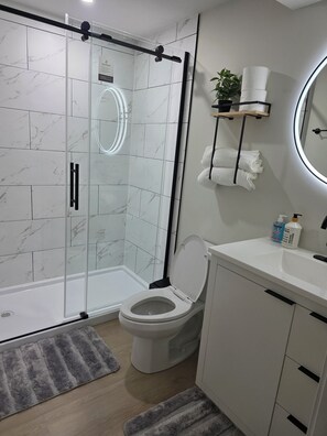 Een haardroger, handdoeken, toiletpapier
