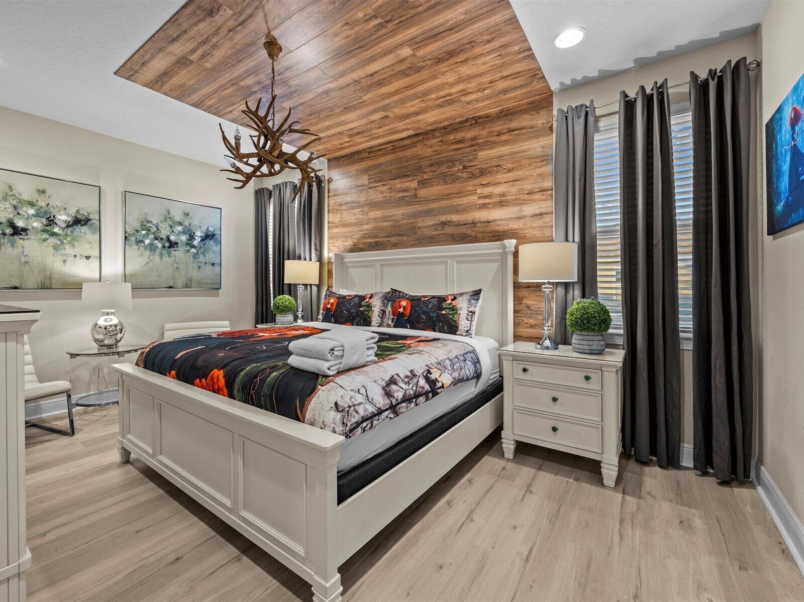 6 bedrooms, desk, iron/ironing board, travel crib