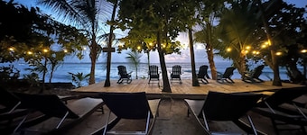 SEA GLASS HOUSE: Waterfront, Caribbean Island Jungle Cabin in Bastimentos w/ AC