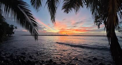 SEA GLASS HOUSE: Waterfront, Caribbean Island Jungle Cabin in Bastimentos w/ AC