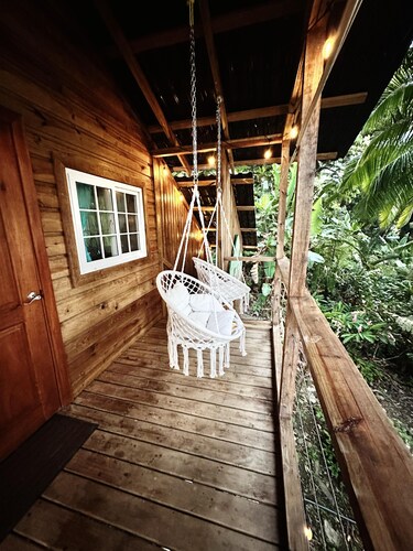 SEA GLASS HOUSE: Waterfront, Caribbean Island Jungle Cabin in Bastimentos w/ AC