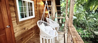 SEA GLASS HOUSE: Waterfront, Caribbean Island Jungle Cabin in Bastimentos w/ AC