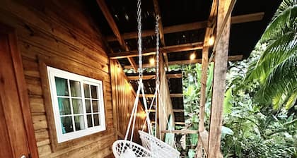 SEA GLASS HOUSE: Waterfront, Caribbean Island Jungle Cabin in Bastimentos w/ AC