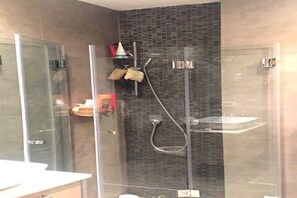 مناشف، صابون، ورق حمّام