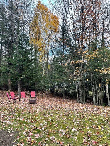 Peaceful escape at the Au Ciel Bleu cottage near Grand Lac Brompton, Eastern Townships.