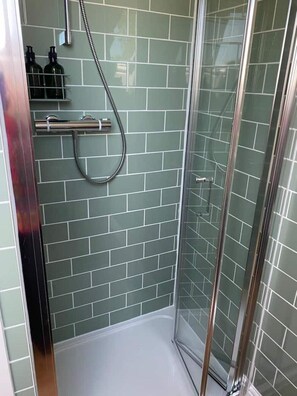 Shower, hair dryer, towels, soap - Grove View Studio Apartment. (Cossington)