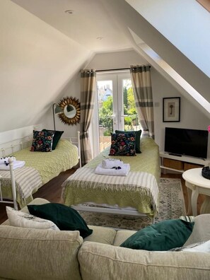 1 bedroom, in-room safe, desk, iron/ironing board - Grove View Studio Apartment. (Cossington)