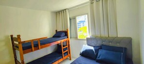 1 bedroom, WiFi - Apartment with pool, just a 9-minute walk from the beach! (Guarujá)
