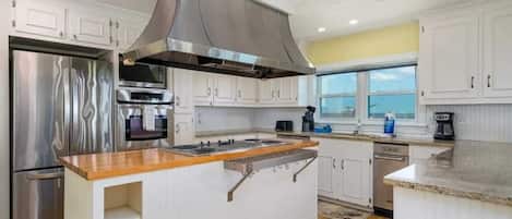 冷蔵庫、電子レンジ、オーブン、コンロ