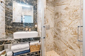 Jabón y papel de baño 