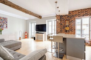 Living area - Chic apartment in the heart of Montmartre Parisian charm & central calm (Paris)