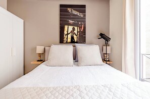 1 bedroom, internet, bed sheets - Chic apartment in the heart of Montmartre Parisian charm & central calm (Paris)