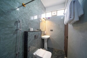 Deluxe Double Room | Bathroom | Towels