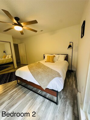 4 camere, una scrivania, ferro/asse da stiro, culla da viaggio