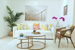 Living area - Spacious 3BR Condo, Beautifully Designed, Fully Stocked Kitchen, Full AC, Fast Wi-Fi (Santo Domingo Este)