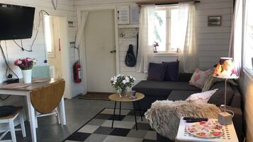 Villa Confort, lanai, vista al jardín | Área de sala de estar | Smart TV de 65 pulgadas con canales digitales