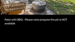 Eine Terrasse mit Grillbereich, jedoch steht kein Propan-Feuerkorb zur Verfügung.