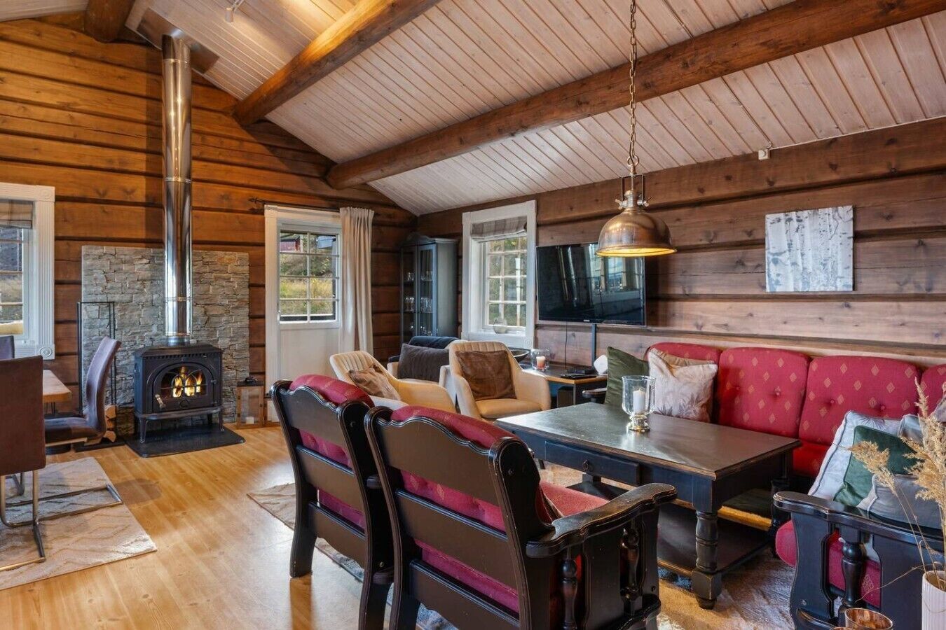 Fernseher, Kamin, Stereoanlage