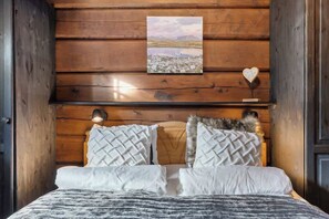 4 habitaciones, tabla de planchar con plancha, wifi y ropa de cama 