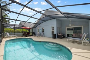 Utendørsbasseng og et oppvarmet basseng