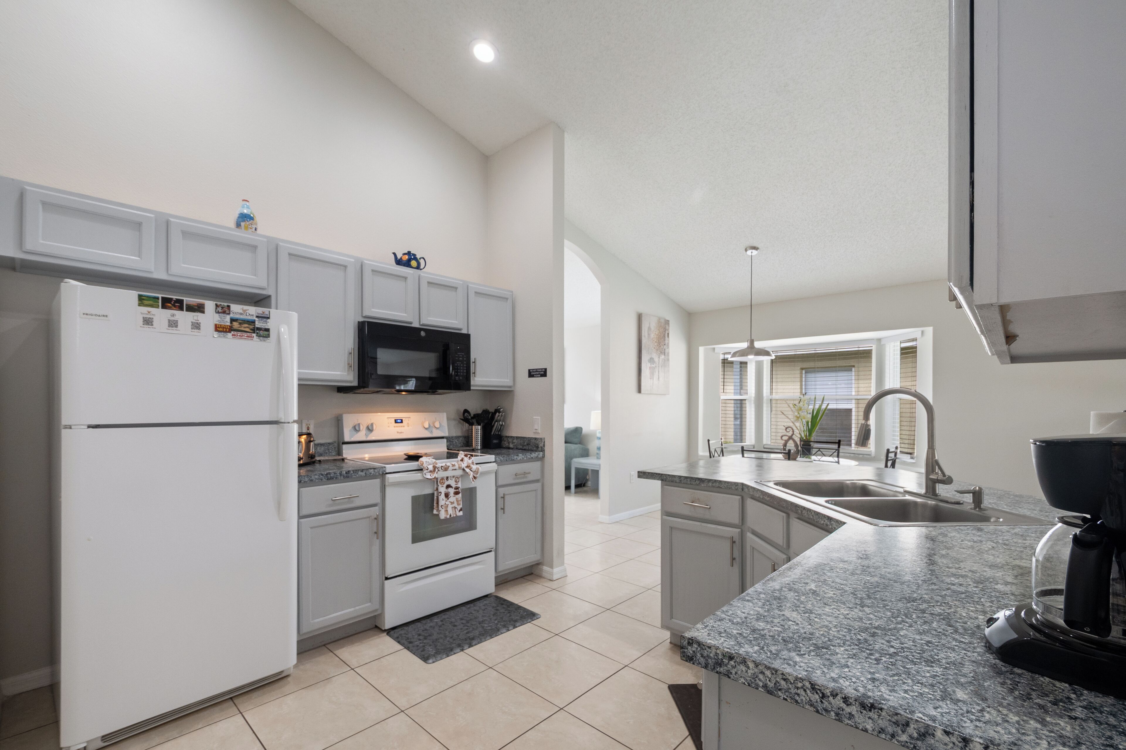 Geladeira, micro-ondas, fogão, cooktop