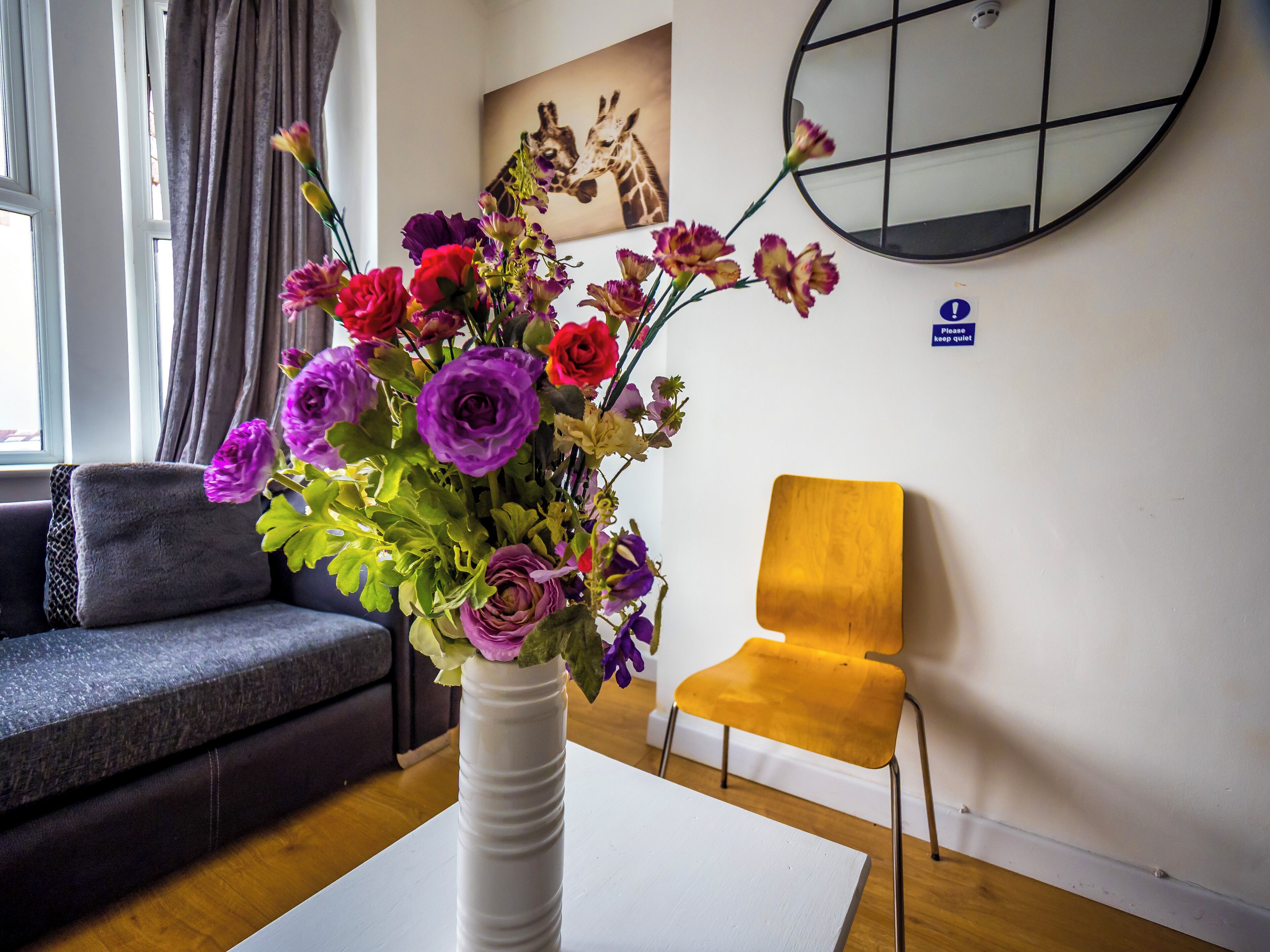 Habitación triple, vista a la ciudad | Área de sala de estar