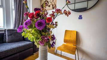 Triple Room, City View | Living area