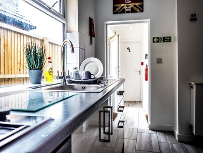 Ensuite6 Woodhouse private bath 2kitchen
