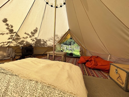 1 bedroom, bed sheets. A comfortable bivouac in the heart of nature. The perfect stopover for hikers.