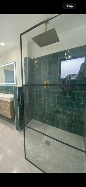 Shower, hair dryer, towels, soap - 3/2 Luxury Waterfront Pool Home (Punta Gorda)