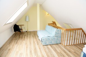 Classic-Studio | Zimmersafe, Schreibtisch, laptopgeeigneter Arbeitsplatz