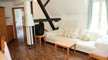 Studio Klasik | Brankas, meja kerja, ruang kerja ramah laptop, dan tirai kedap cahaya