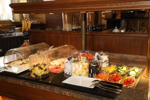 Petit déjeuner buffet (9.9 EUR par personne)