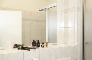 Chambre simple Confort | Coffre-fort, bureau, espace de travail pour ordinateurs portables