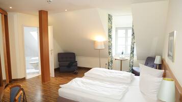Classic-Doppel- oder -Zweibettzimmer | Zimmersafe, Schreibtisch, laptopgeeigneter Arbeitsplatz