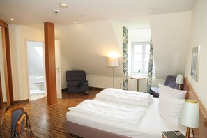 Classic Double or Twin Room | In-room safe, desk, laptop workspace, blackout drapes - eXo Hotel Franka Bamberg (Hallstadt)