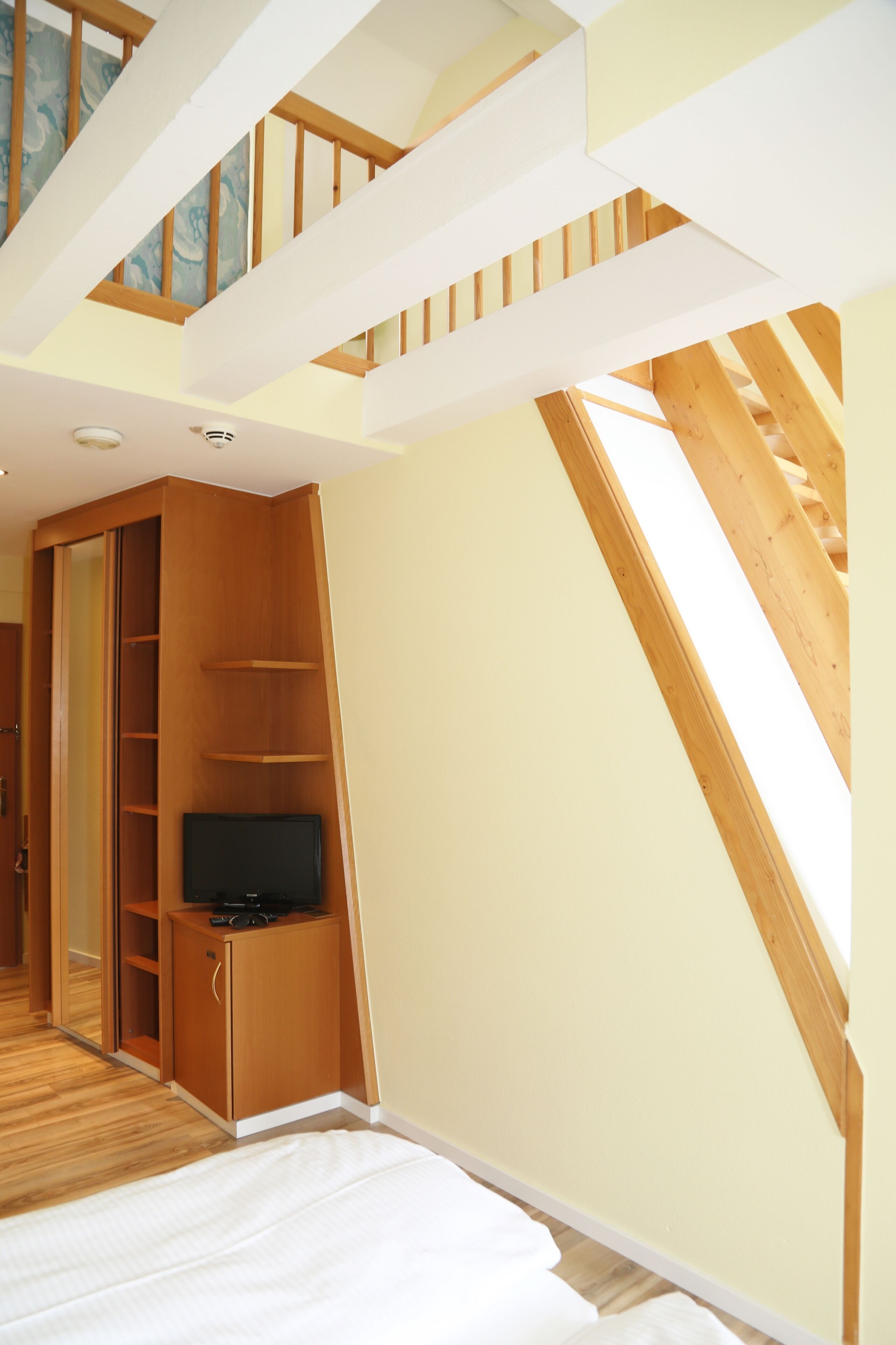 Studio – classic | Safe på rommet, skrivebord og skrivebord for bærbar PC