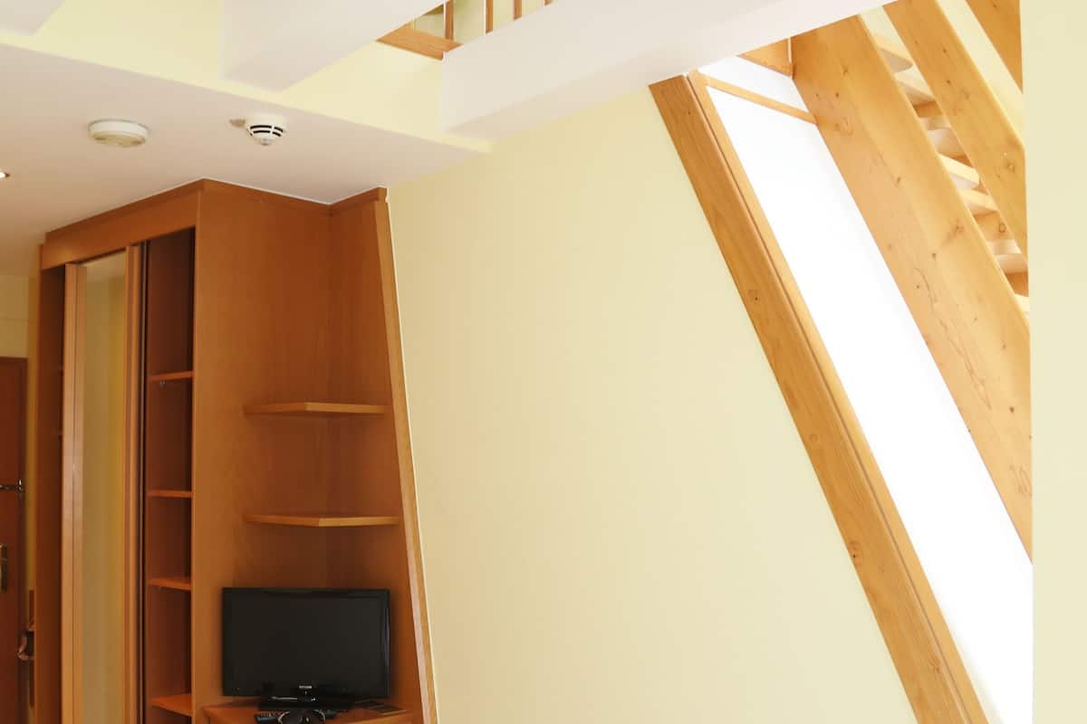 Classic-Studio | Zimmersafe, Schreibtisch, laptopgeeigneter Arbeitsplatz