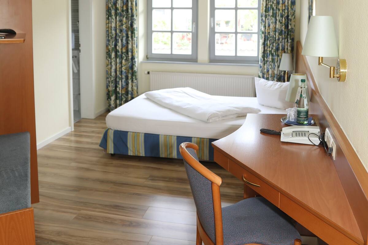 Yhden hengen comfort-huone | Tallelokero huoneessa, työpöytä