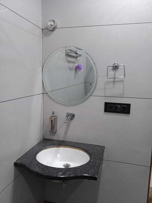 Dubbelrum - utsikt mot staden | Badrum | Dusch, handdukar, tvål och schampo