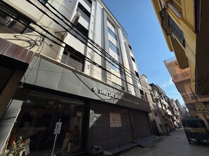 Vista frontal de la propiedad