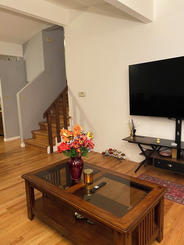 Interior - Welcoming 4-bedroom house. Perfect Location: Main 3 hospitals, DIA, Downtown (Aurora)