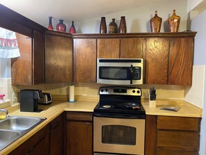 Private kitchen - Welcoming 4-bedroom house. Perfect Location: Main 3 hospitals, DIA, Downtown (Aurora)