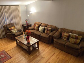 Living area - Welcoming 4-bedroom house. Perfect Location: Main 3 hospitals, DIA, Downtown (Aurora)